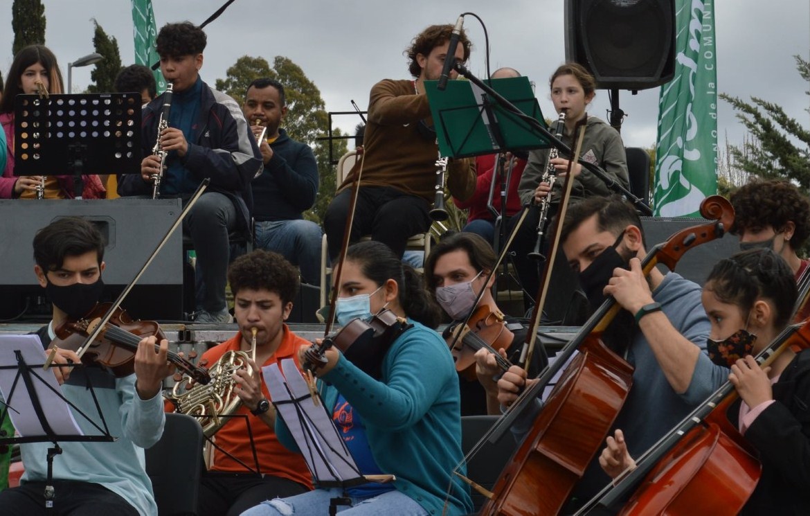 Estudiantes tocando en Orquesta Viedma
